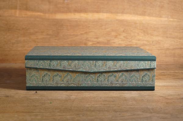 Box mit grünem Marmorpapier